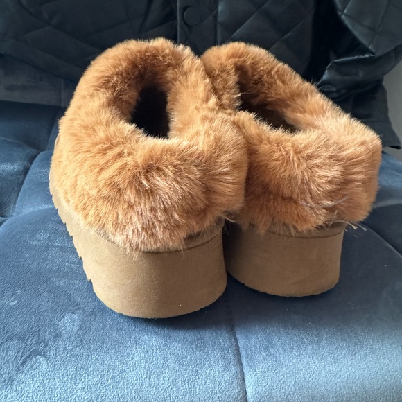Fur trim and lined platform, step in booties. - Picture 3 of 6